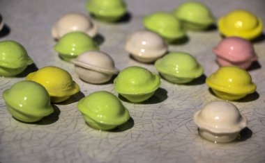 Beyaz arka planda küçük renkli köfte. çocuklar için yemek, şenlikli ve Noel partileri.