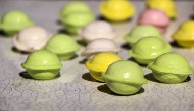 Beyaz arka planda küçük renkli köfte. çocuklar için yemek, şenlikli ve Noel partileri.