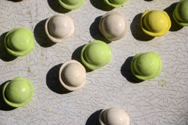 Beyaz arka planda küçük renkli köfte. çocuklar için yemek, şenlikli ve Noel partileri.