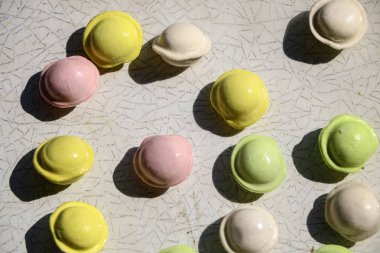 Beyaz arka planda küçük renkli köfte. çocuklar için yemek, şenlikli ve Noel partileri.