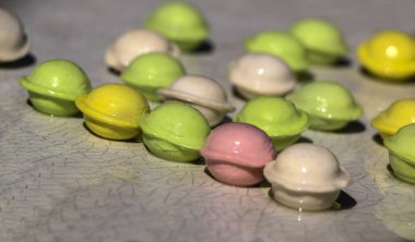 Beyaz arka planda küçük renkli köfte. çocuklar için yemek, şenlikli ve Noel partileri.