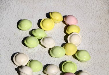 Beyaz arka planda küçük renkli köfte. çocuklar için yemek, şenlikli ve Noel partileri.