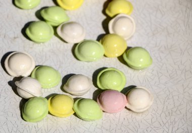 Beyaz arka planda küçük renkli köfte. çocuklar için yemek, şenlikli ve Noel partileri.