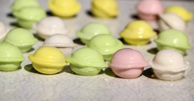 Beyaz arka planda küçük renkli köfte. çocuklar için yemek, şenlikli ve Noel partileri.