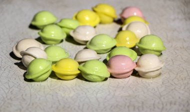 Beyaz arka planda küçük renkli köfte. çocuklar için yemek, şenlikli ve Noel partileri.