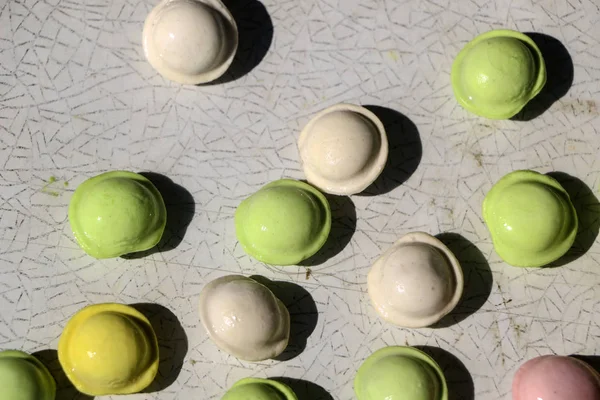 Beyaz arka planda küçük renkli köfte. çocuklar için yemek, şenlikli ve Noel partileri.