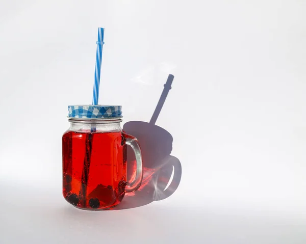 Sommerbeeren-Limonade im Glas-Becher mit Deckel und Stroh auf weißem Hintergrund. — Stockfoto