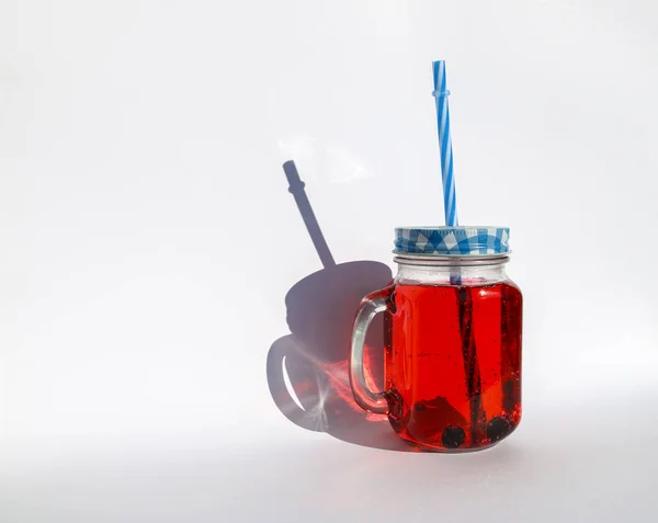 Sommerbeeren-Limonade im Glas-Becher mit Deckel und Stroh auf weißem Hintergrund. — Stockfoto