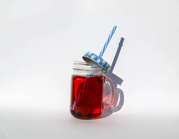 Sommerbeeren-Limonade im Glas-Becher mit Deckel und Stroh auf weißem Hintergrund. — Stockfoto