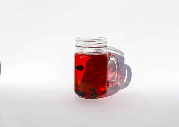 Sommerbeeren-Limonade im Glas-Becher mit Deckel und Stroh auf weißem Hintergrund. — Stockfoto