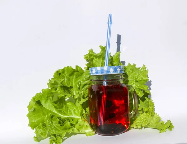 Sommerbeeren-Limonade im Glas-Becher mit Deckel und Stroh auf weißem Hintergrund. — Stockfoto