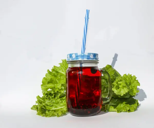 Sommerbeeren-Limonade im Glas-Becher mit Deckel und Stroh auf weißem Hintergrund. — Stockfoto