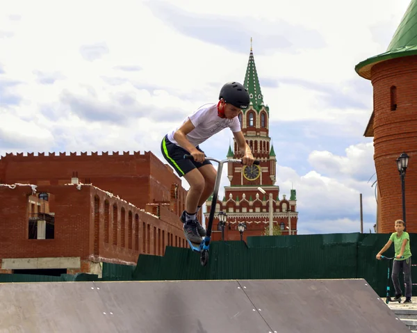 约什卡尔-奥拉，俄罗斯，2019年8月10日：青少年滑板车跳跃和特技体育表演，献给城市日 — 图库照片