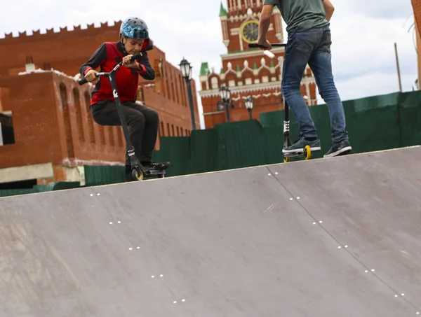 YOSHKAR-OLA, RÚSSIA, AGOSTO 10, 2019: Salto de scooter adolescente e show de esportes de dublê, dedicado ao dia da cidade — Fotografia de Stock