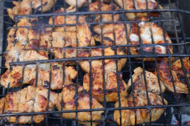 sıcak kömürler ve barbekü ateş et pişirme, ızgara üzerinde. Sıcak kebaplar ve domuz barbeküsü. Taze sıcak sulu ızgara.