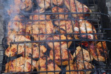 sıcak kömürler ve barbekü ateş et pişirme, ızgara üzerinde. Sıcak kebaplar ve domuz barbeküsü. Taze sıcak sulu ızgara.