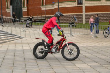Yoshkar-Ola, Rusya, 10 Ağustos 2019: dublör motosiklet gösterisi ve şehir gününe adanmış ekstrem motosiklet kontrolü.