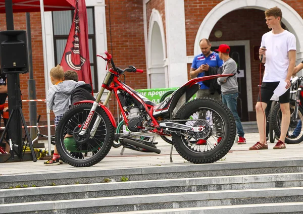 YOSHKAR-OLA, RUSIA, 10 de agosto de 2019: espectáculo de motos acrobacias y control extremo de motos, dedicado al día de la ciudad . — Foto de Stock