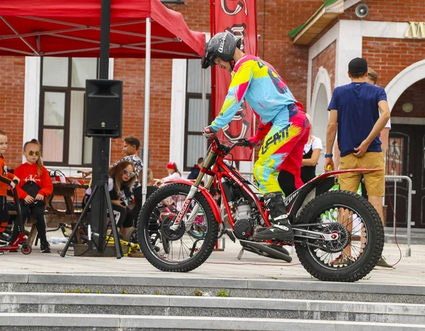 YOSHKAR-OLA, RUSIA, 10 de agosto de 2019: espectáculo de motos acrobacias y control extremo de motos, dedicado al día de la ciudad . —  Fotos de Stock