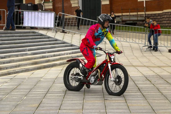 YOSHKAR-OLA, RUSIA, 10 de agosto de 2019: espectáculo de motos acrobacias y control extremo de motos, dedicado al día de la ciudad . —  Fotos de Stock