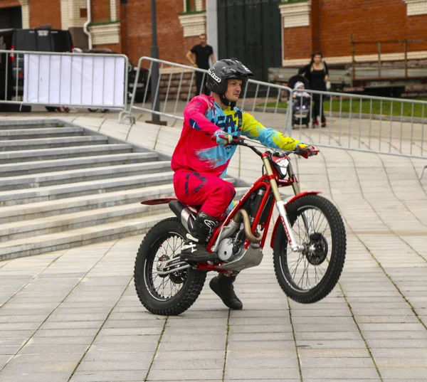 YOSHKAR-OLA, RÚSSIA, AGOSTO 10, 2019: show de dublê de motocicleta e controle extremo de motocicleta, dedicado ao dia da cidade . — Fotografia de Stock