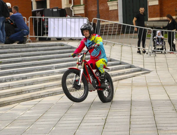 YOSHKAR-OLA, RÚSSIA, AGOSTO 10, 2019: show de dublê de motocicleta e controle extremo de motocicleta, dedicado ao dia da cidade . — Fotografia de Stock