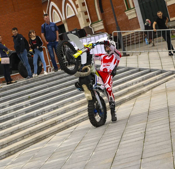 YOSHKAR-OLA, RUSIA, 10 de agosto de 2019: espectáculo de motos acrobacias y control extremo de motos, dedicado al día de la ciudad . — Foto de Stock