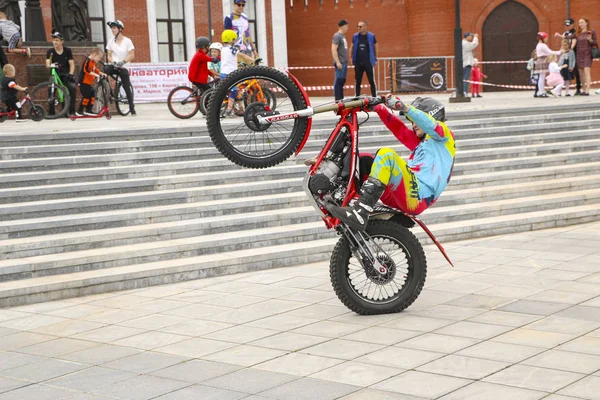 Yoshkar-Ola, Rosja, 10 sierpnia 2019: pokaz motocykli kaskaderskich i ekstremalna kontrola motocykla, dedykowane do dnia miasta. — Zdjęcie stockowe