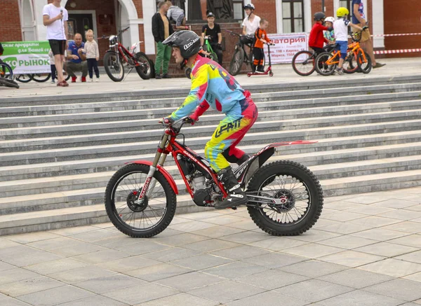 YOSHKAR-OLA, RUSIA, 10 de agosto de 2019: espectáculo de motos acrobacias y control extremo de motos, dedicado al día de la ciudad . — Foto de Stock