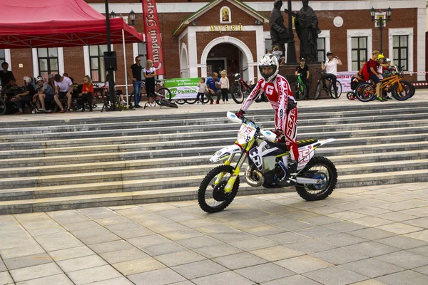 YOSHKAR-OLA, RUSIA, 10 de agosto de 2019: espectáculo de motos acrobacias y control extremo de motos, dedicado al día de la ciudad . — Foto de Stock
