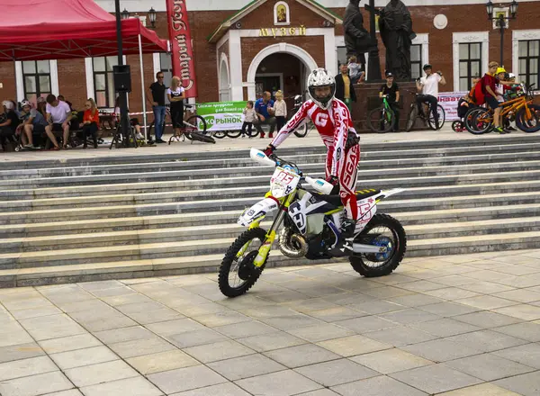YOSHKAR-OLA, RÚSSIA, AGOSTO 10, 2019: show de dublê de motocicleta e controle extremo de motocicleta, dedicado ao dia da cidade . — Fotografia de Stock