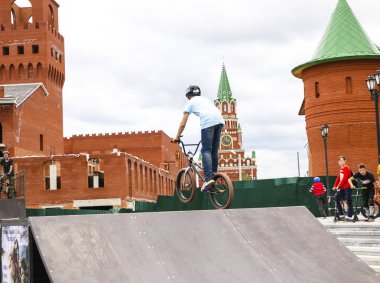 Yoshkar-Ola, Rusya, 10 Ağustos 2019: Gençler bir paten kasabasında kayak lajumps ve rampalar bisiklet ilginç atlar ve stunts gerçekleştirmek.