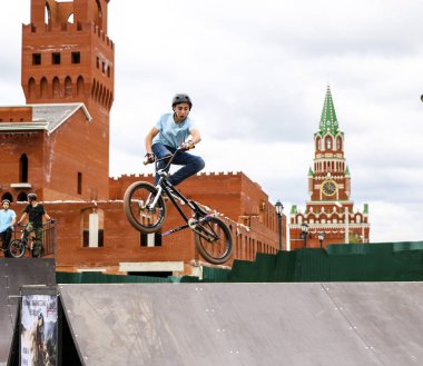 Yoshkar-Ola, Rusya, 10 Ağustos 2019: Gençler bir paten kasabasında kayak lajumps ve rampalar bisiklet ilginç atlar ve stunts gerçekleştirmek.