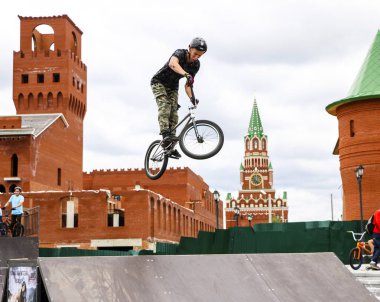 Yoshkar-Ola, Rusya, 10 Ağustos 2019: Gençler bir paten kasabasında kayak lajumps ve rampalar bisiklet ilginç atlar ve stunts gerçekleştirmek.