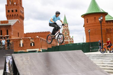 Yoshkar-Ola, Rusya, 10 Ağustos 2019: Gençler bir paten kasabasında kayak lajumps ve rampalar bisiklet ilginç atlar ve stunts gerçekleştirmek.