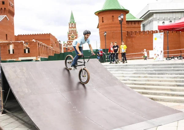 YOSHKAR-OLA, RUSSIA, AGOSTO 10, 2019: adolescentes realizam saltos e acrobacias interessantes em bicicletas de saltos de esqui e rampas em uma cidade de skate . — Fotografia de Stock