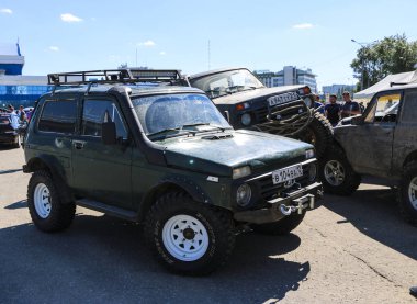 Yoshkar-Ola, Rusya, 02 Haziran 2019: Otomobil ve Motosiklet Fuarı - Festival - Yo Summit 2019 - Auto Show - en kirli modifiye suv Niva