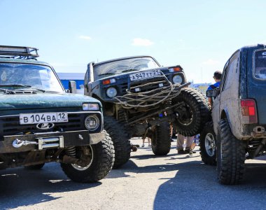 Yoshkar-Ola, Rusya, 02 Haziran 2019: Otomobil ve Motosiklet Fuarı - Festival - Yo Summit 2019 - Auto Show - en kirli modifiye suv Niva