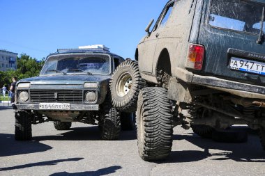 Yoshkar-Ola, Rusya, 02 Haziran 2019: Otomobil ve Motosiklet Fuarı - Festival - Yo Summit 2019 - Auto Show - en kirli modifiye suv Niva