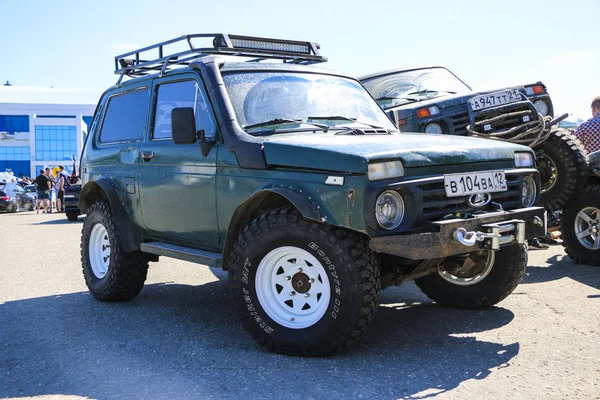 YOSHKAR-OLA, RUSSIA, JUNHO 02, 2019: Exposição Automóvel e Motocicleta - Festival - YO SUMMIT 2019 - Auto Show - o SUV Niva modificado mais sujo — Fotografia de Stock