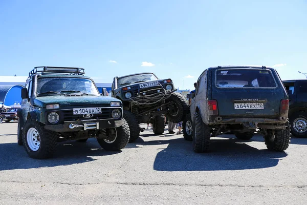 Yoshkar-Ola, Rusland, 02 juni 2019: auto en motorfiets tentoonstelling-Festival-yo Summit 2019-auto show-de smerigste gemodificeerde SUV Niva — Stockfoto