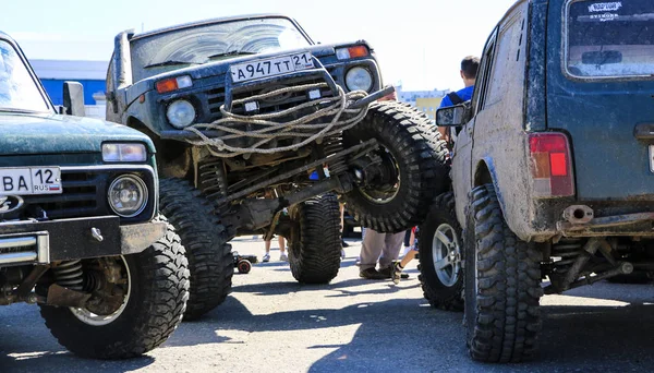 ヨシュカル・オラ,ロシア,2019年6月02日:自動車とオートバイの展示会 - フェスティバル - ヨーサミット2019 - オートショー - 汚い改造SUVニヴァ — ストック写真