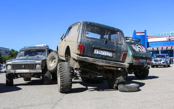 YOSHKAR-OLA, RUSSIA, JUNHO 02, 2019: Exposição Automóvel e Motocicleta - Festival - YO SUMMIT 2019 - Auto Show - o SUV Niva modificado mais sujo — Fotografia de Stock