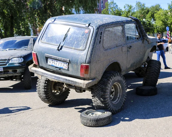 YOSHKAR-OLA, RUSIA, 02 DE JUNIO DE 2019: Exposición de automóviles y motocicletas - Festival - YO SUMMIT 2019 - Auto Show - el SUV modificado más sucio Niva —  Fotos de Stock