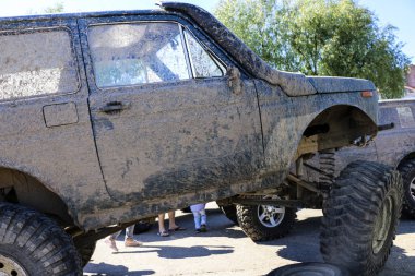 Yoshkar-Ola, Rusya, 02 Haziran 2019: Otomobil ve Motosiklet Fuarı - Festival - Yo Summit 2019 - Auto Show - en kirli modifiye suv Niva