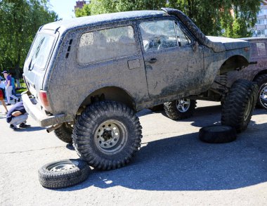 Yoshkar-Ola, Rusya, 02 Haziran 2019: Otomobil ve Motosiklet Fuarı - Festival - Yo Summit 2019 - Auto Show - en kirli modifiye suv Niva