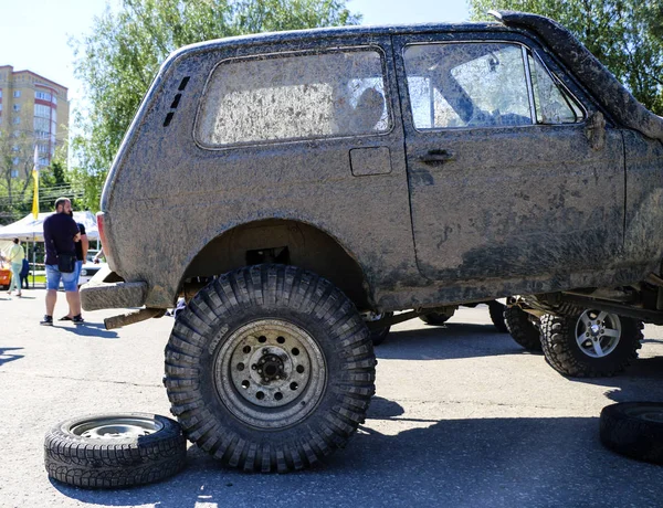 ЙОШКАР-ОЛА, РОССИЯ, 2 ИЮНЯ 2019 года: Автомобильная и мотоциклетная выставка - фестиваль - YO SUMIT 2019 - Автошоу - самый грязный модифицированный внедорожник Нива — стоковое фото