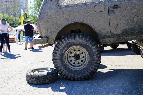 YOSHKAR-OLA, RUSSIA, JUNHO 02, 2019: Exposição Automóvel e Motocicleta - Festival - YO SUMMIT 2019 - Auto Show - o SUV Niva modificado mais sujo — Fotografia de Stock