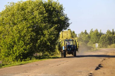 Traktör, mevsimlik hasattan sonra samanı yuvarladı.