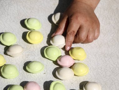 çocukların elleri şenlik lişme için çok renkli küçük pelmeni yapıyoruz.